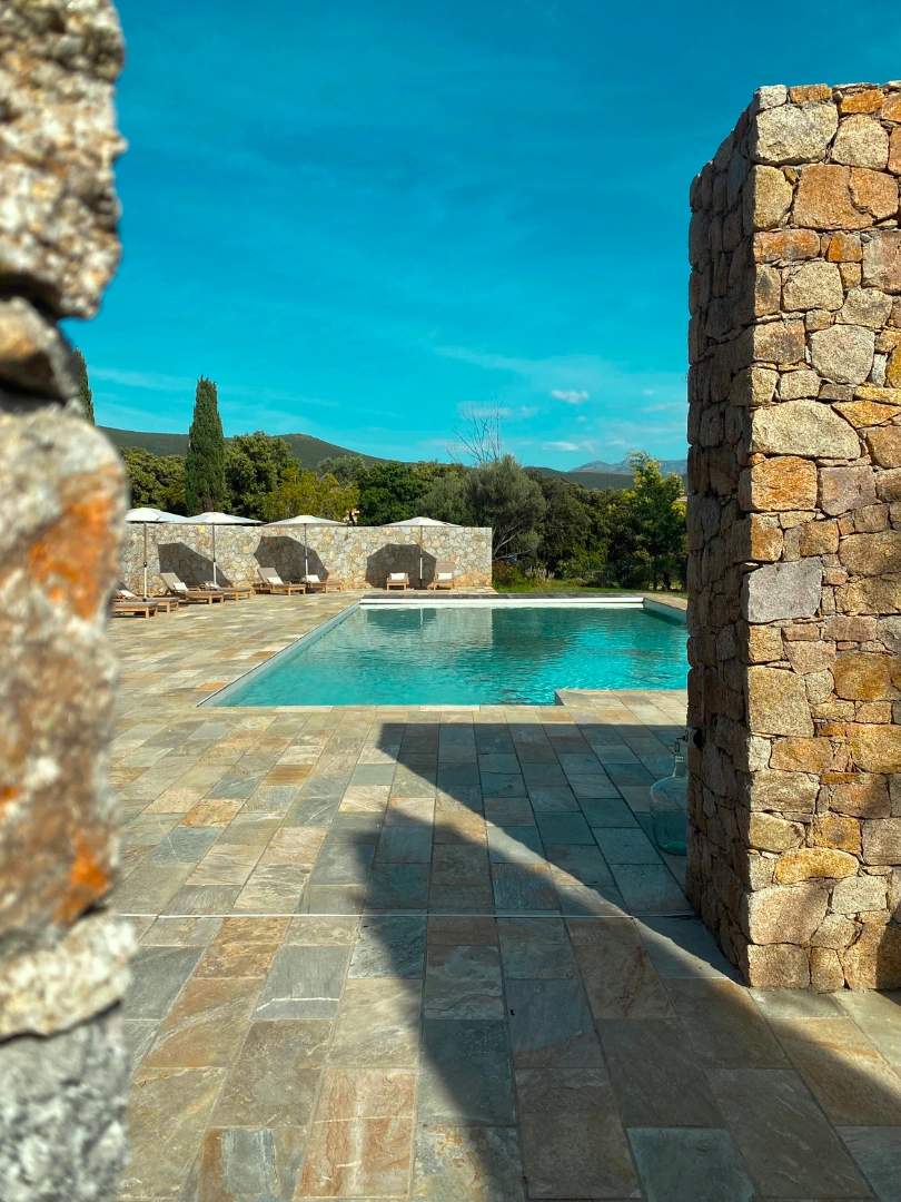 La vue de la piscine de l'Ecrin des bois