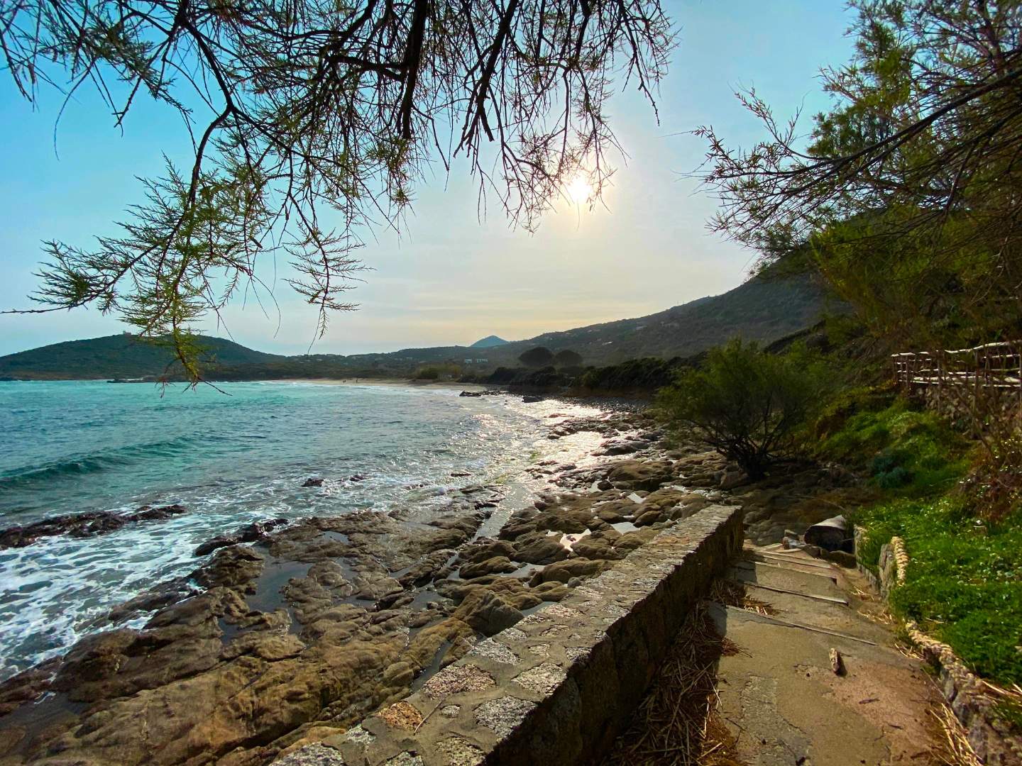 Crique préservée aux eaux turquoise en Balagne près de Lozari en Balagne 