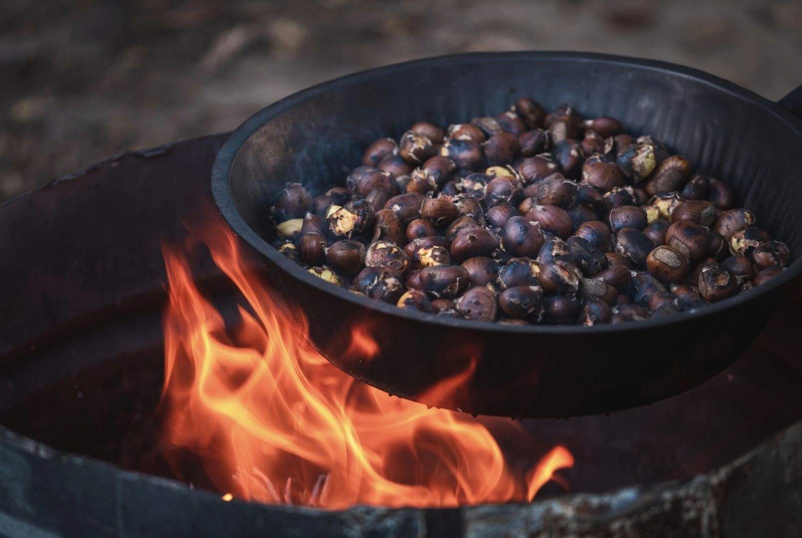 Cuisson de châtaignes corses au feu de bois au domaine 5 étoiles l'Écrin des Bois