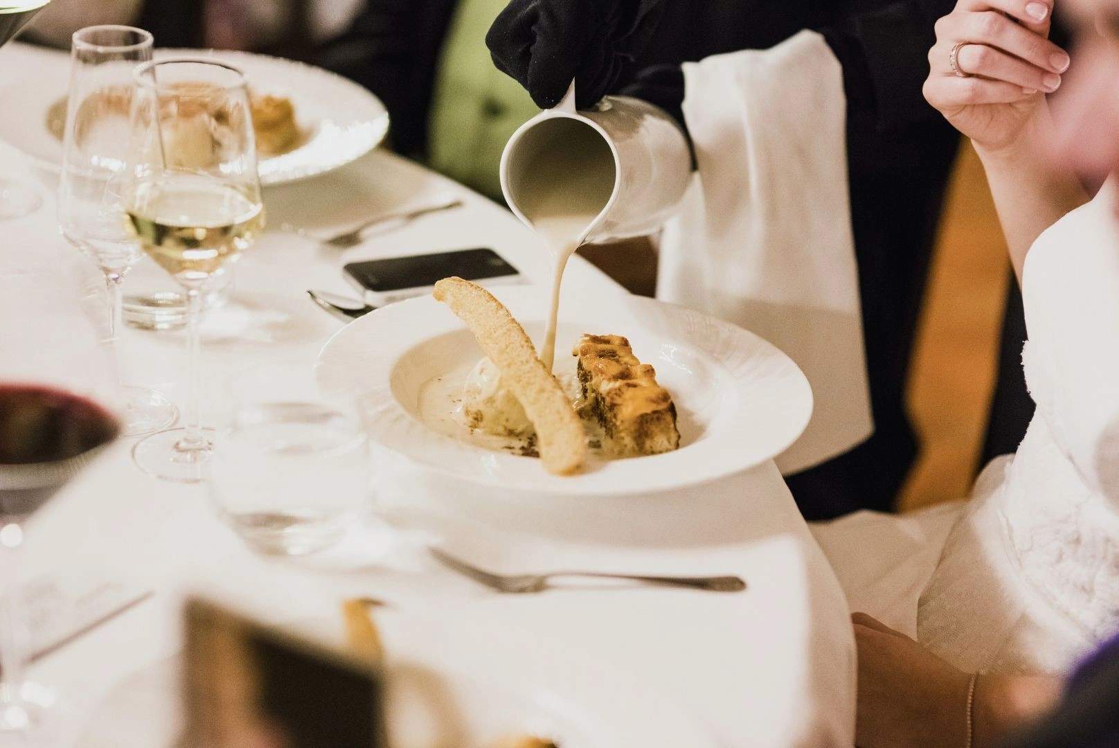 Dressage d'un plat gastronomique lors d'une expérience culaine au domaine l'Écrin des Bois