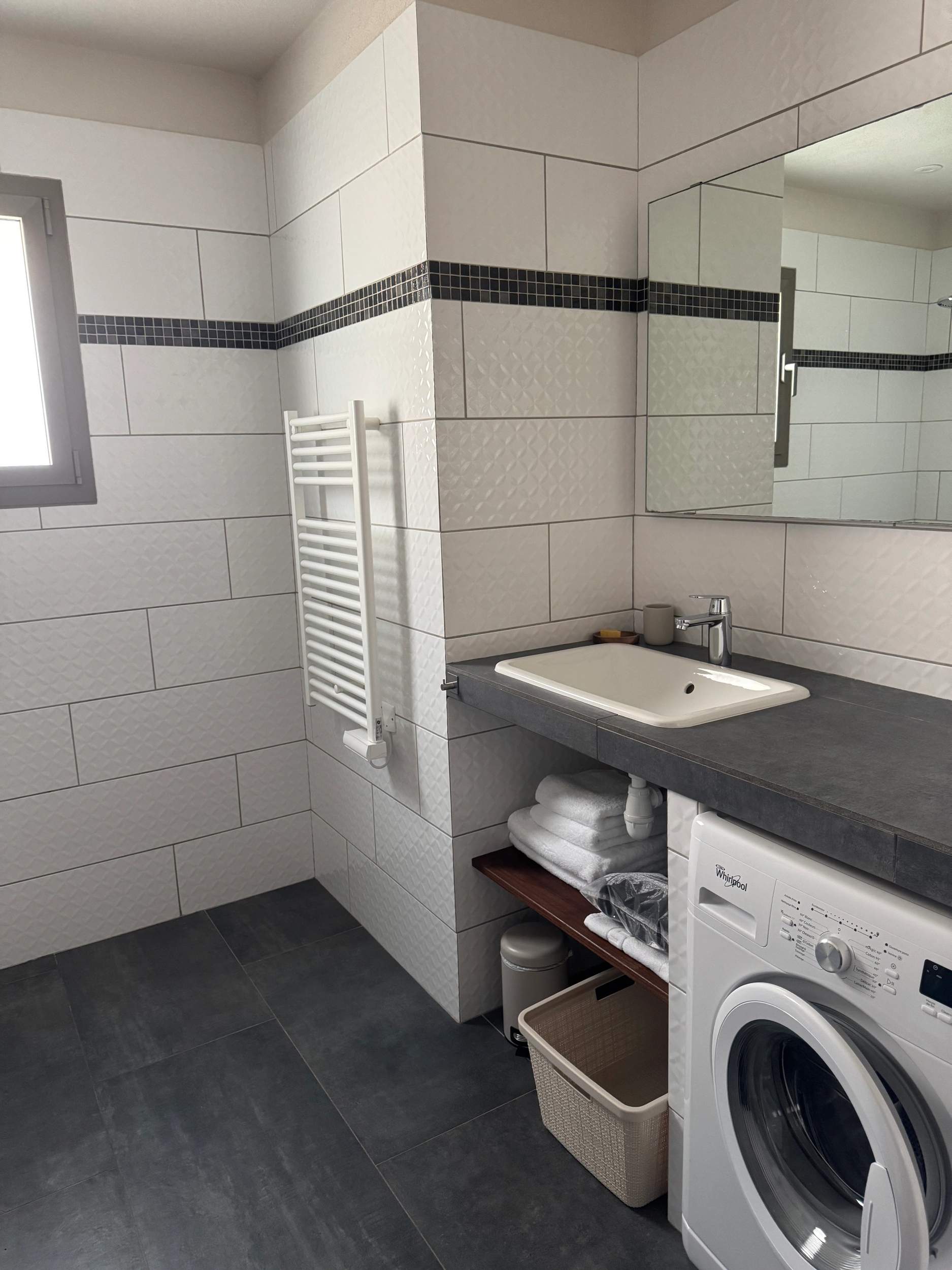 La grande salle de bain de la villa U Figu