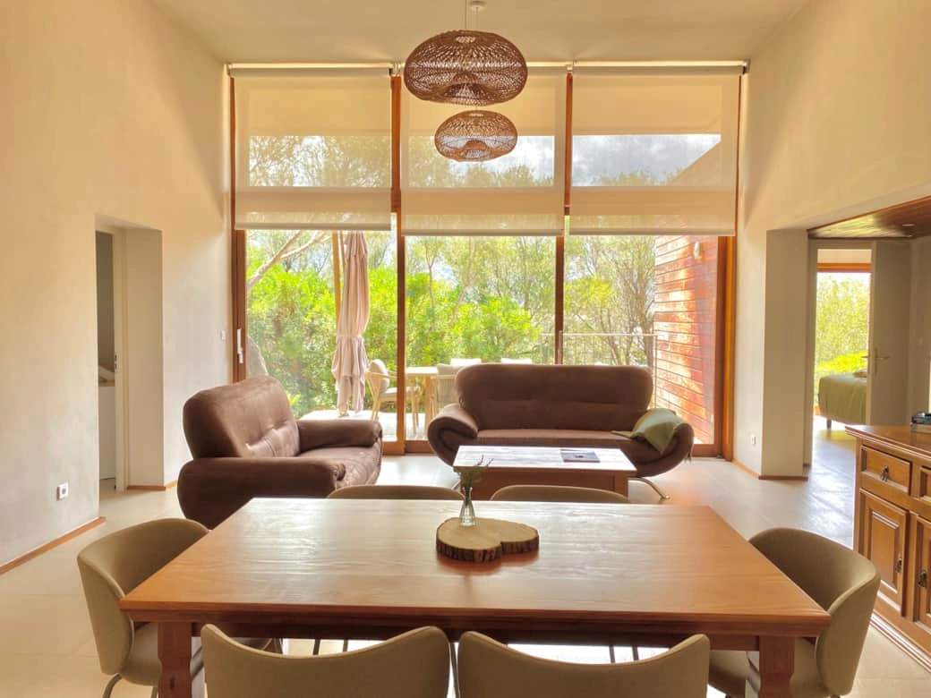 Le grand salon des villas à louer à l'Ecrin des bois