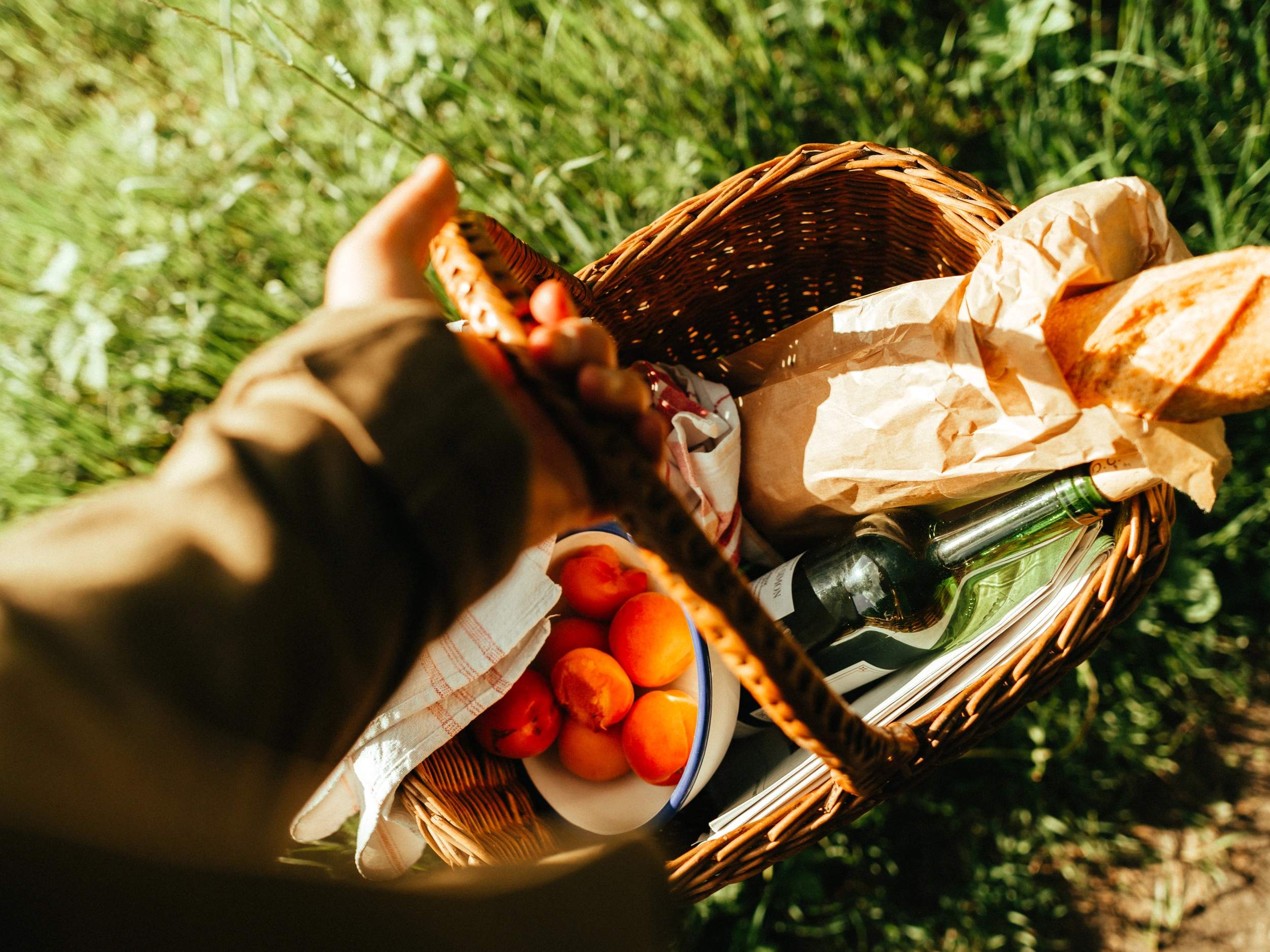 Panier gourmand préparé pour une expérience exclusive au domaine 5 étoiles l'Écrin des Bois
